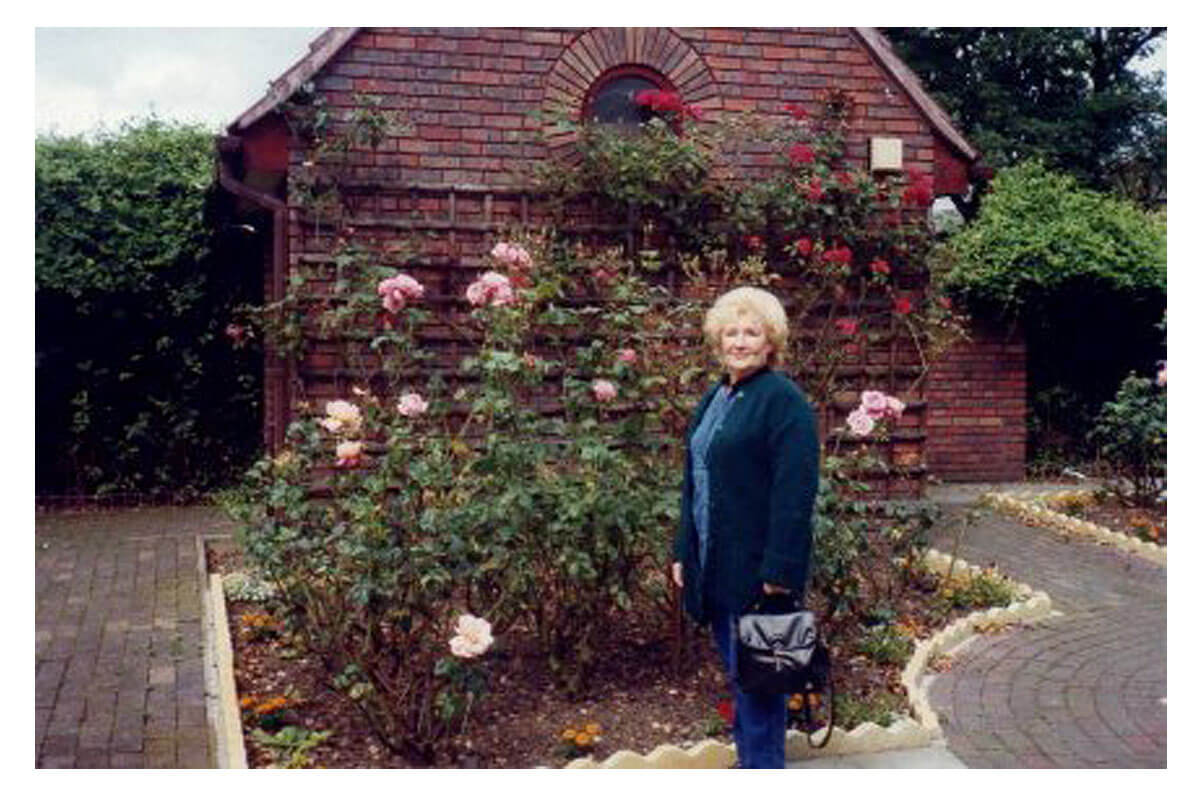 marge-at-rose-garden